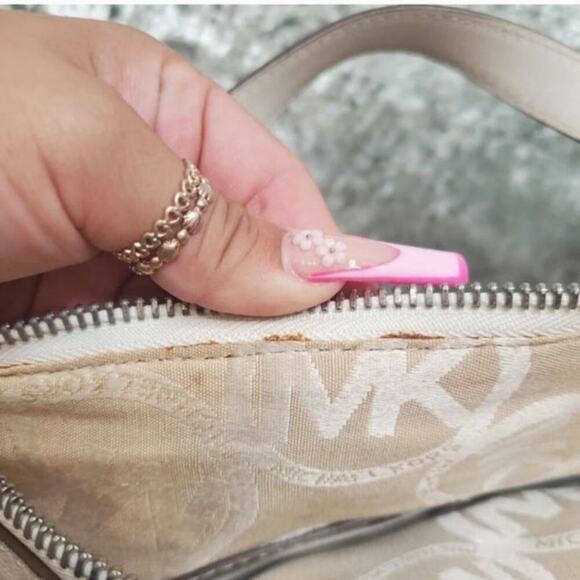 Michael Kors Uptown Astor Stud Shoulder Bag Cream - Picture 4 of 14